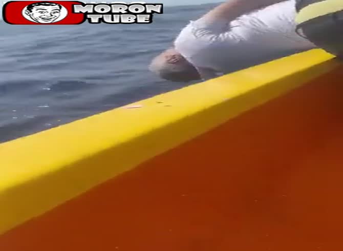 Video :A cocaine trafficker from Venezuela was tossed overboard with his wrists and feet bound
